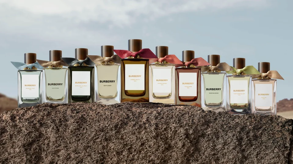 Ашық аспан астында жартаста қатар тұрған таспалы Burberry Signatures хош иістері
