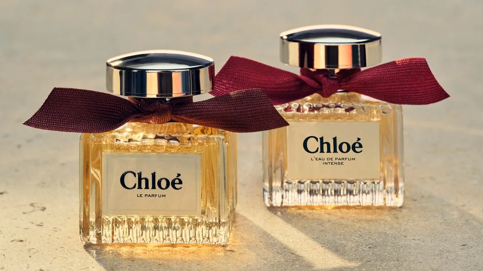 Күн сәулесіндегі ашық тастағы қызыл-қоңыр бантты екі Chloé құтысы