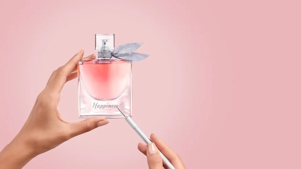 Қызғылт фонда Lancôme La Vie est Belle құтысына гравюра салу