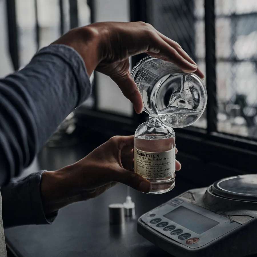 Le Labo зертханасында хош иісті қолмен араластырып, құтыға құяды