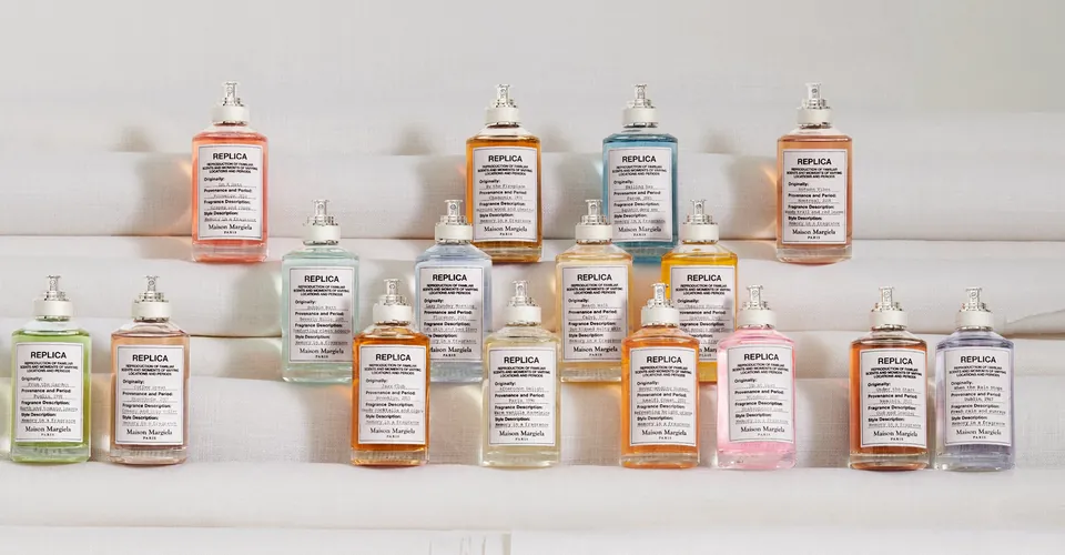 Ақ баспалдақтардағы Maison Margiela Replica коллекциясының құтылары