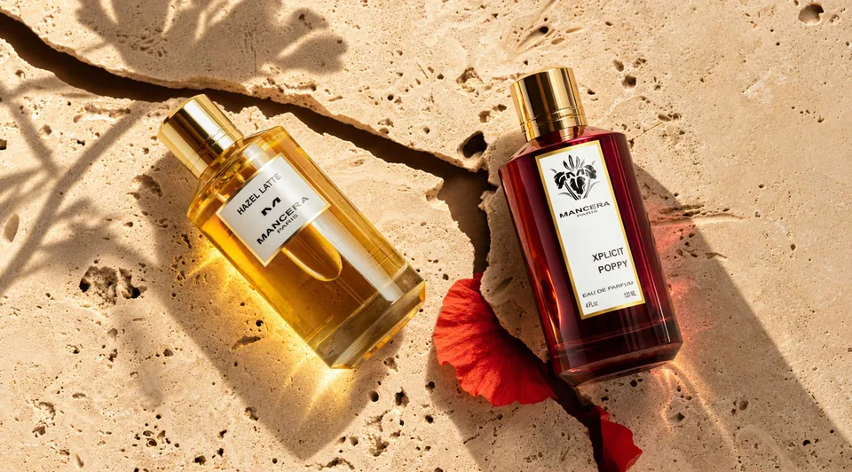 Жапырақ көлеңкесіндегі құмтастағы Mancera Hazel Latte және Xplicit Poppy құтылары