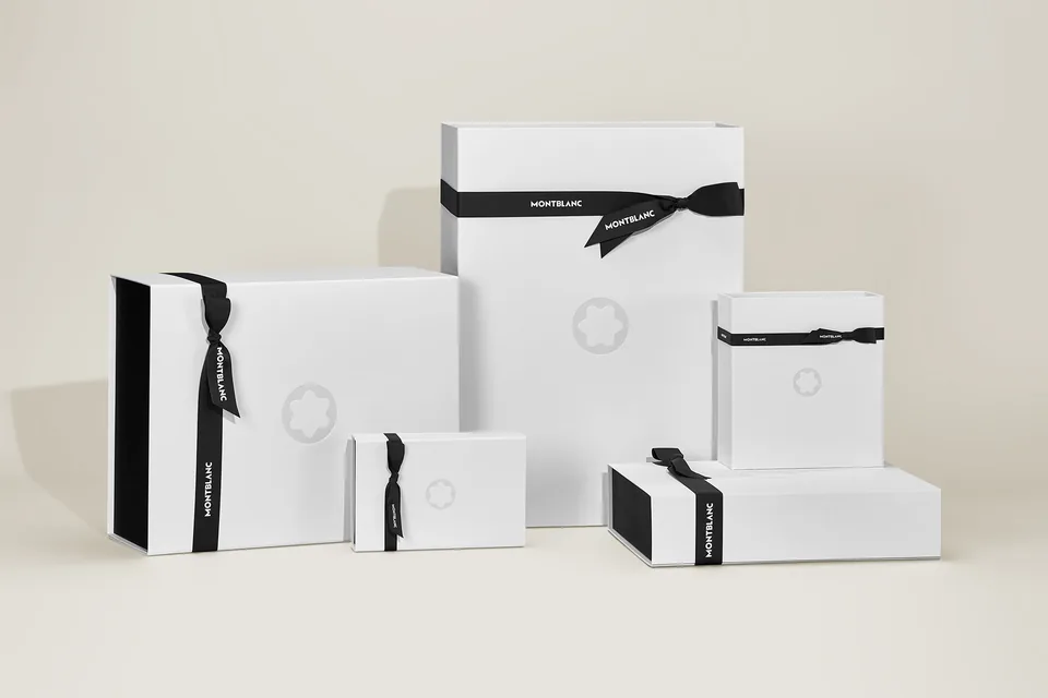 Ашық фондағы қара таспалы ақ Montblanc сыйлық қораптары