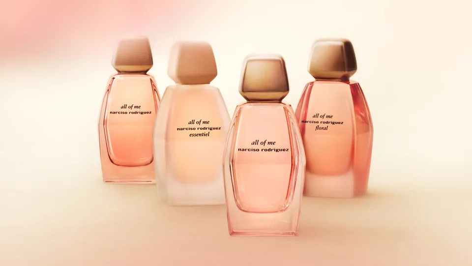 Шабдалы түсті фондағы Narciso Rodriguez All of Me төрт құтысы