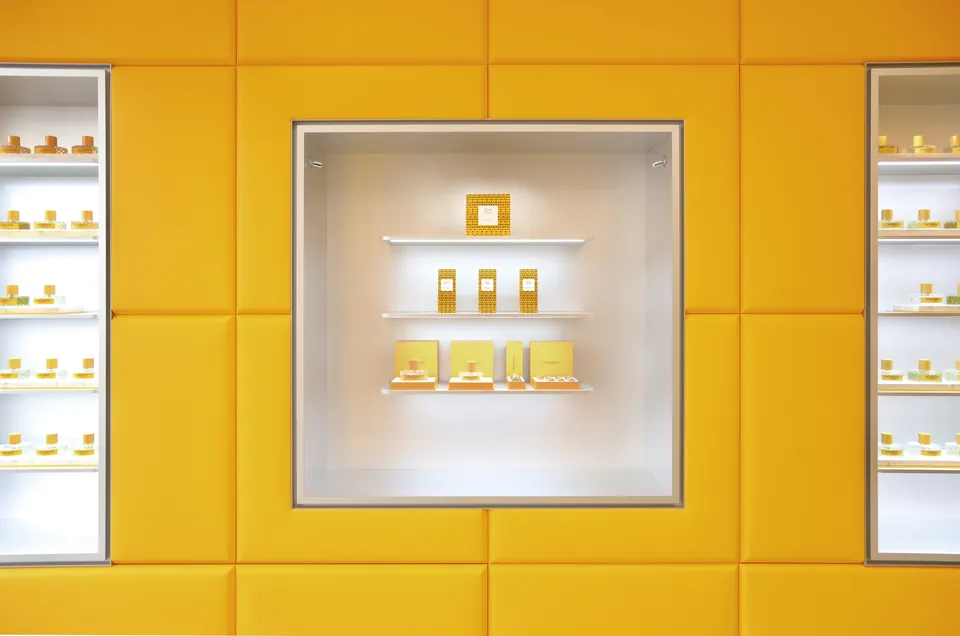 Vilhelm Parfumerie париждік бутигінің қабырғасындағы құтылары бар қуыс